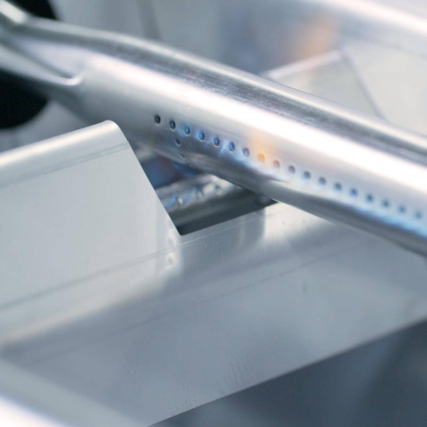 Crown Verity Professional Mobile Series 30-Inch 4-Burner Stainless Steel Freestanding Propane Gas Grill - Image 4